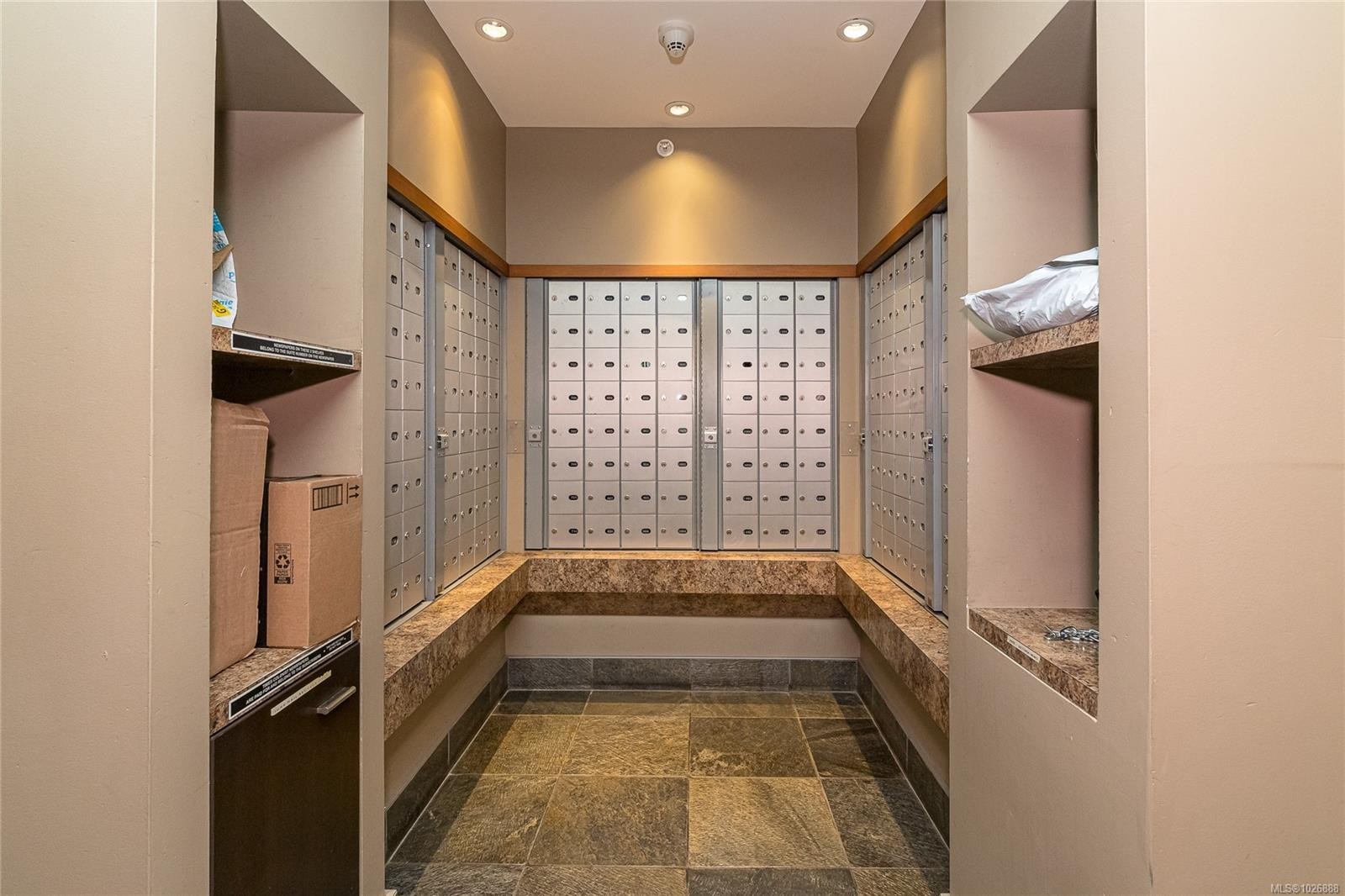 1006-751 Fairfield Rd, Victoria, BC - Indoor Photo Showing Other Room