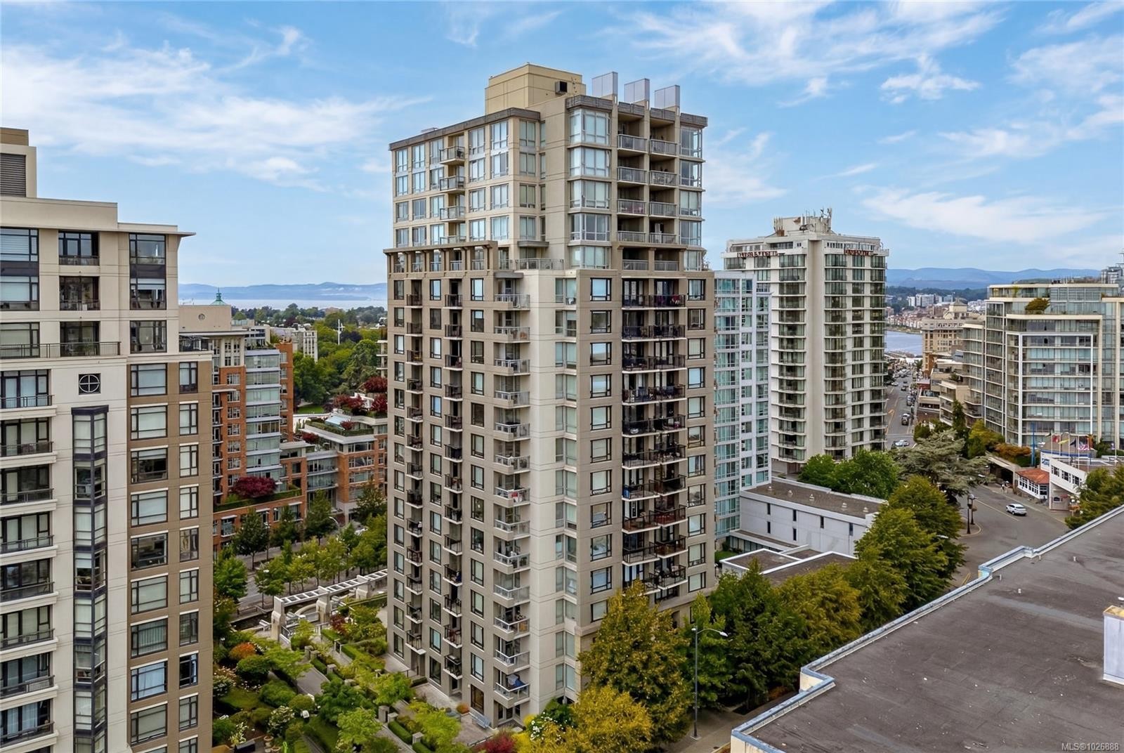 1006-751 Fairfield Rd, Victoria, BC - Outdoor With Facade