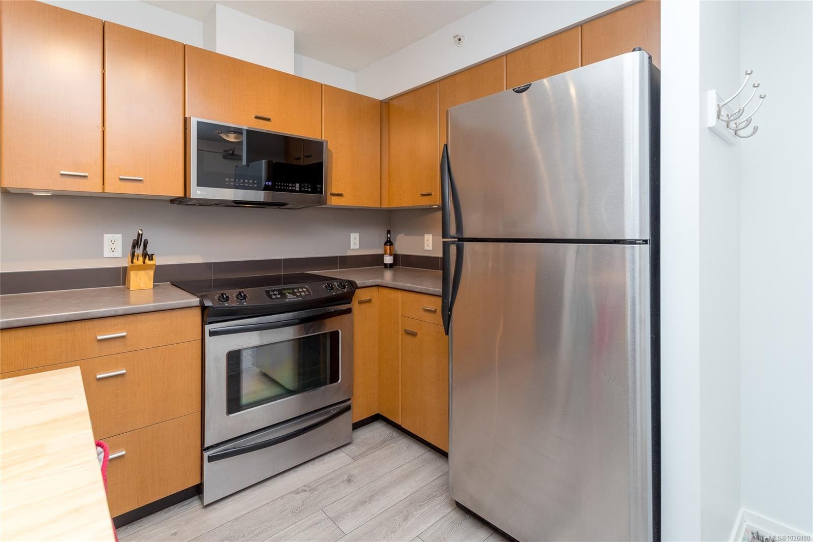 1006-751 Fairfield Rd, Victoria, BC - Indoor Photo Showing Kitchen With Stainless Steel Kitchen