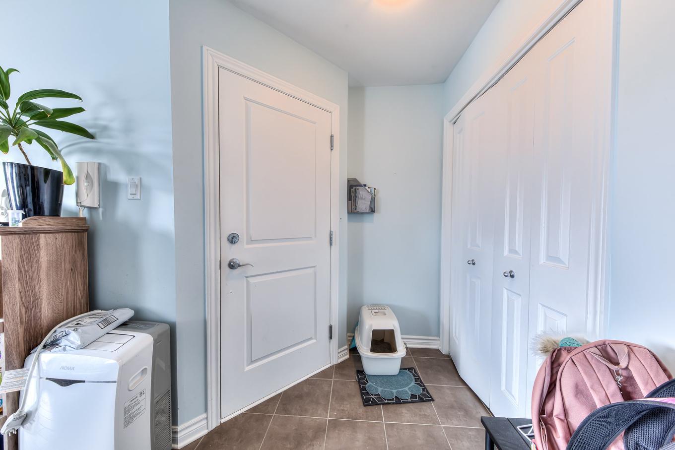 Hall - 105 Rue Roland-Chagnon, Saint-Basile-Le-Grand, QC - Indoor