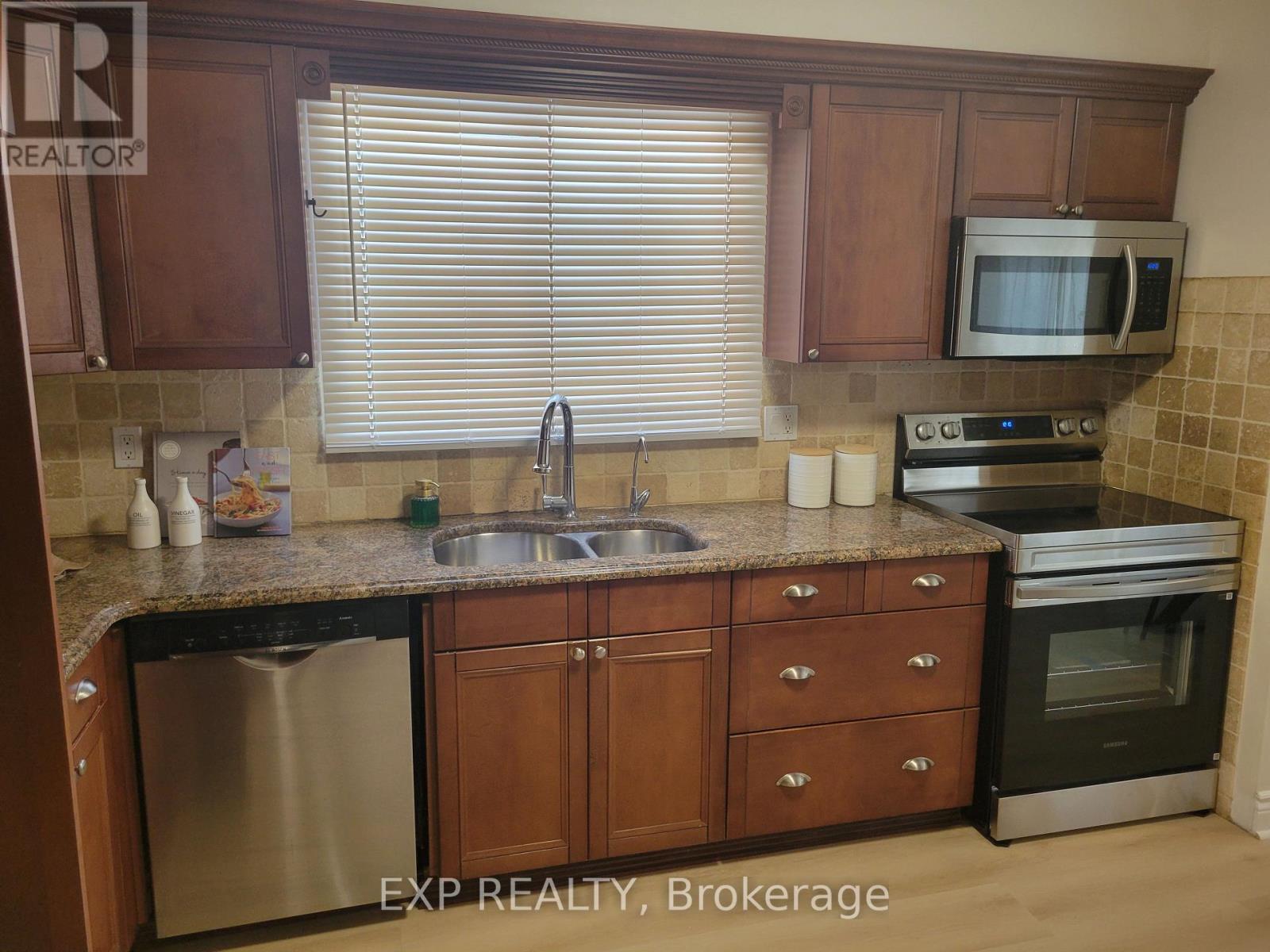 1104 Sawgrass Crescent, Mississauga, ON - Indoor Photo Showing Kitchen With Double Sink