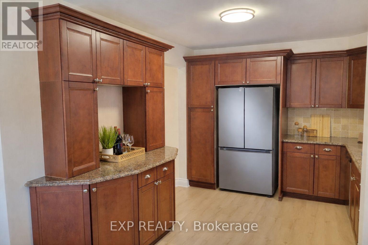 1104 Sawgrass Crescent, Mississauga, ON - Indoor Photo Showing Kitchen