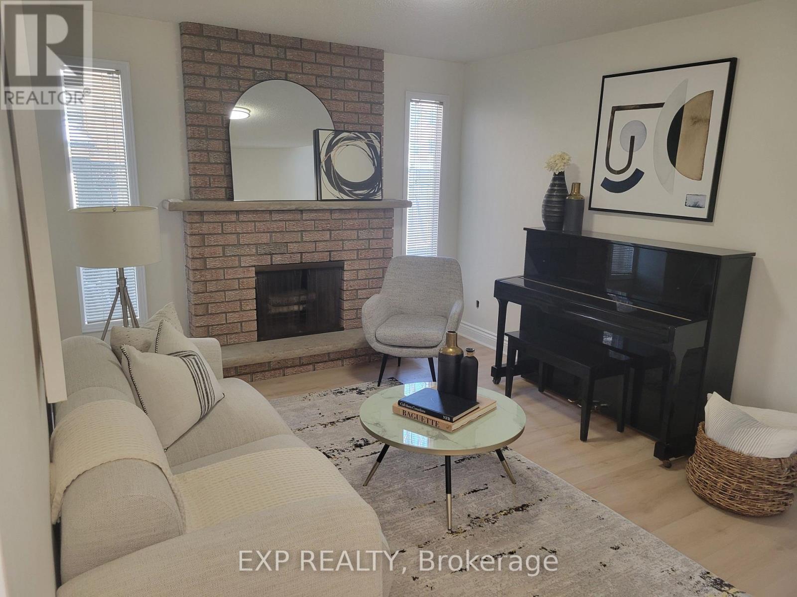 1104 Sawgrass Crescent, Mississauga, ON - Indoor Photo Showing Living Room With Fireplace