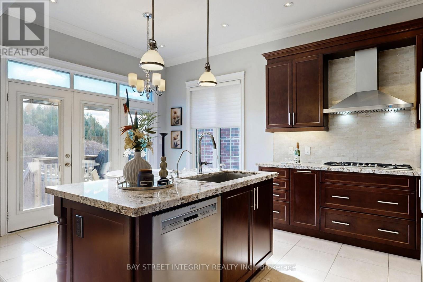 170 Crane Street, Aurora, ON - Indoor Photo Showing Kitchen With Upgraded Kitchen