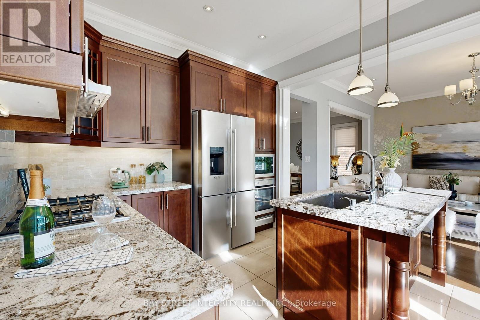170 Crane Street, Aurora, ON - Indoor Photo Showing Kitchen With Upgraded Kitchen