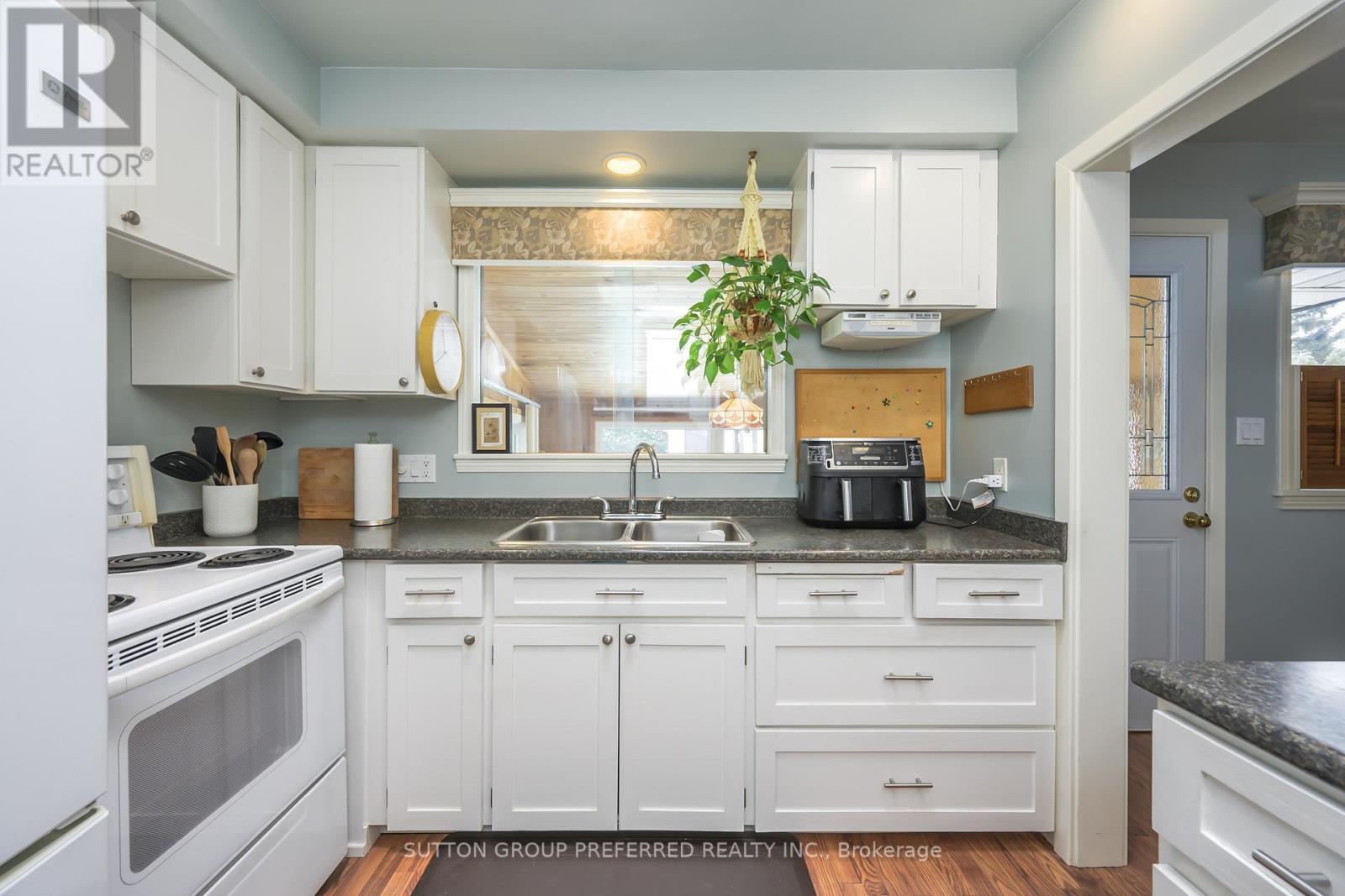 268 King Edward Avenue, London South (South J), ON - Indoor Photo Showing Kitchen With Double Sink
