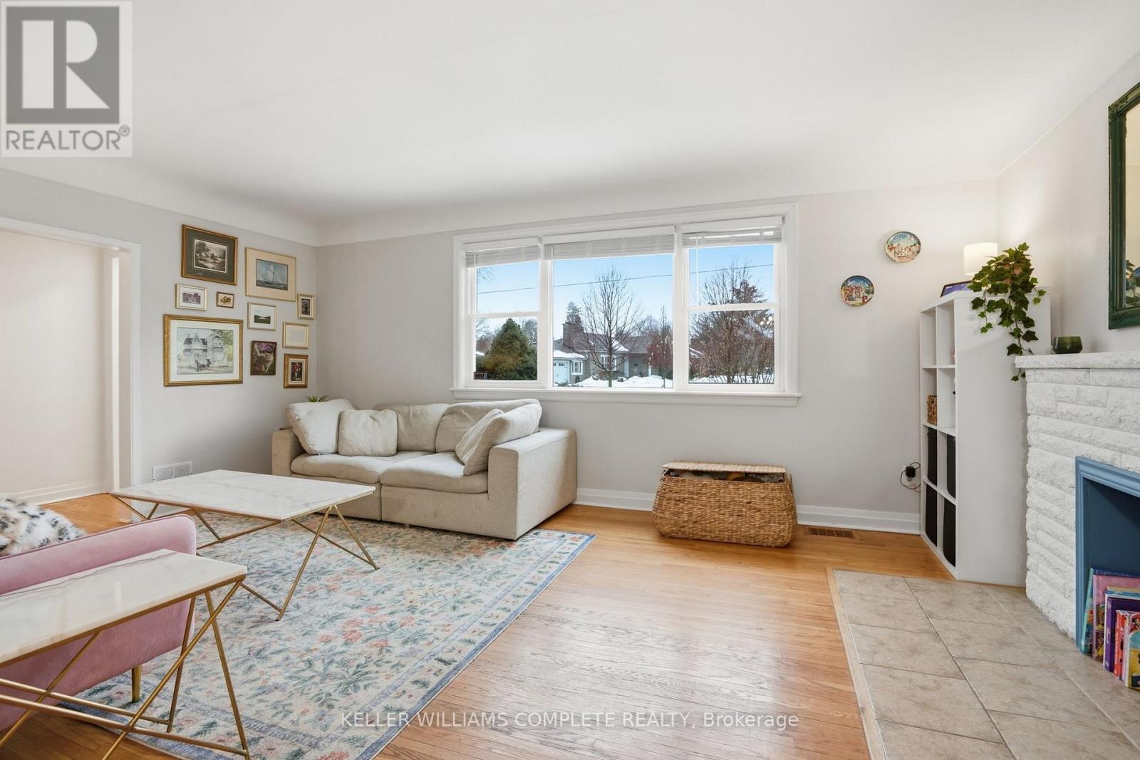 59 Oakley Crescent, Hamilton, ON - Indoor Photo Showing Living Room With Fireplace