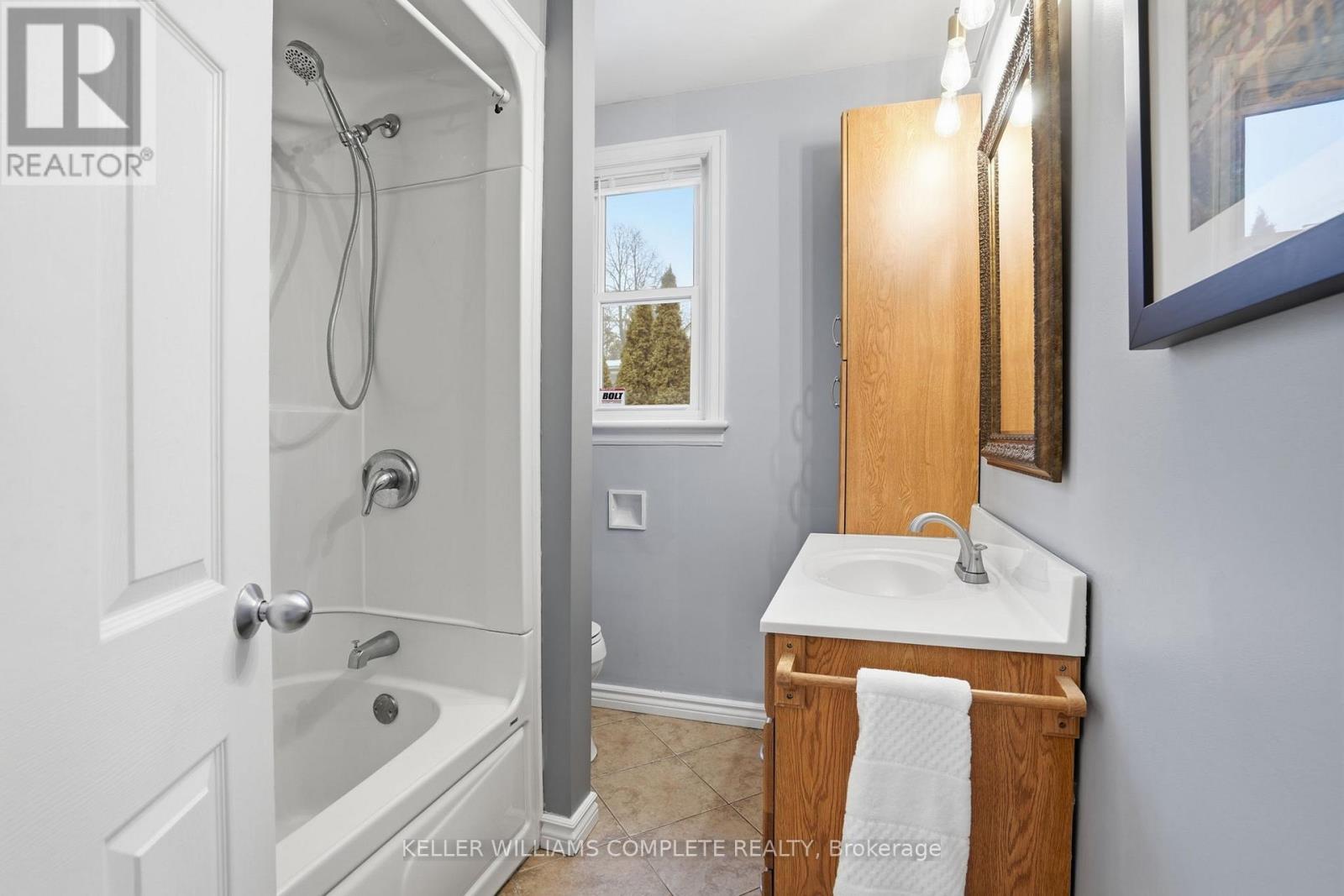 59 Oakley Crescent, Hamilton, ON - Indoor Photo Showing Bathroom