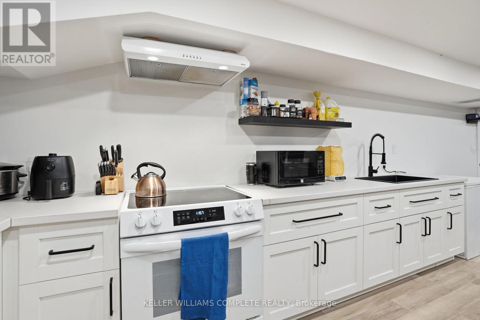 59 Oakley Crescent, Hamilton, ON - Indoor Photo Showing Kitchen