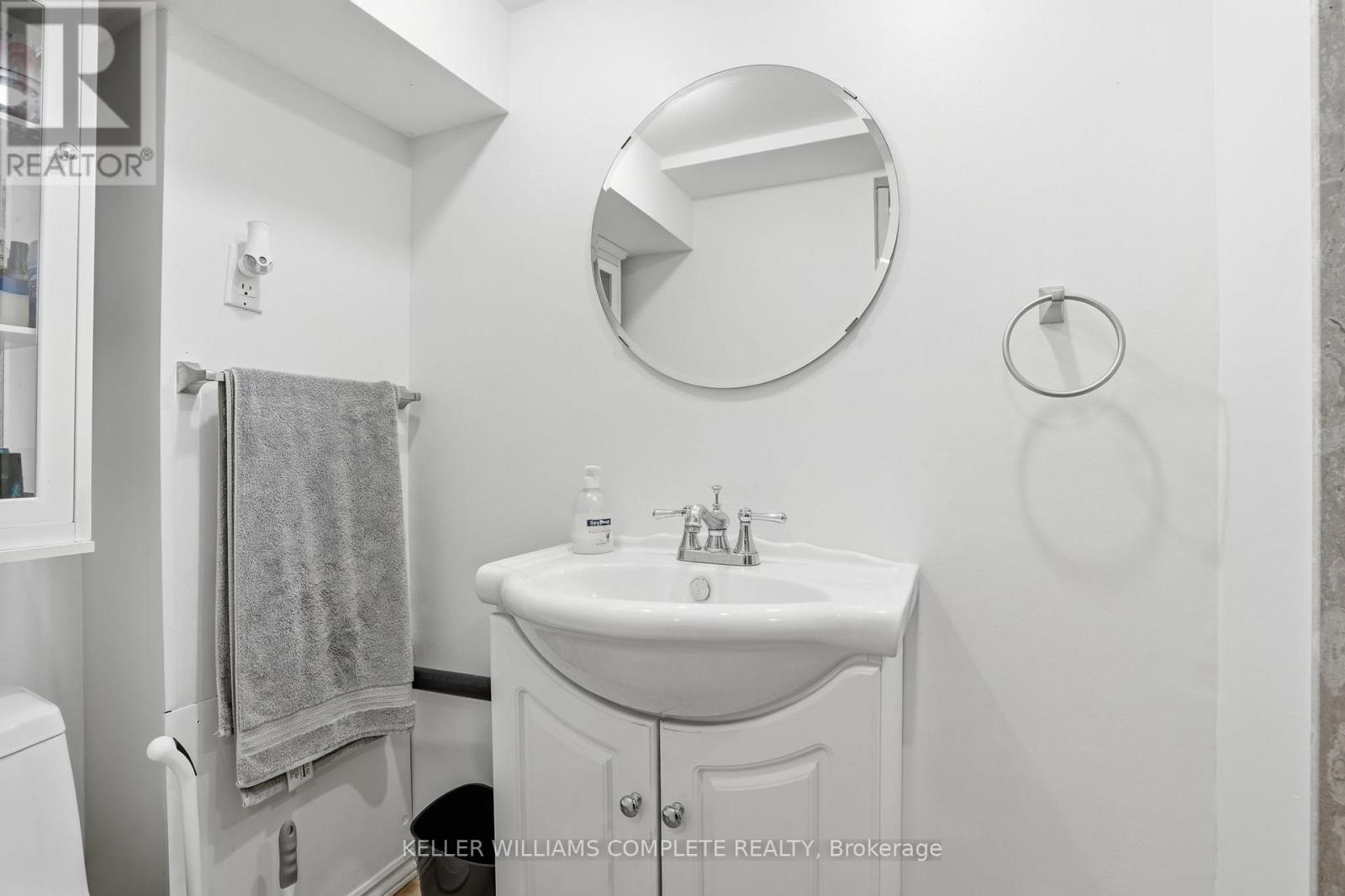 59 Oakley Crescent, Hamilton, ON - Indoor Photo Showing Bathroom