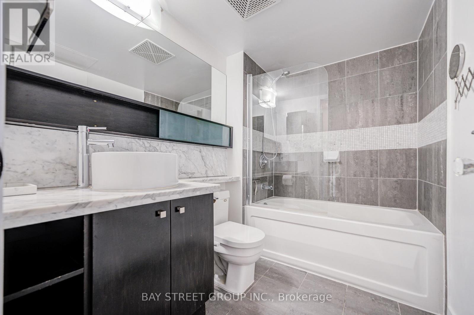 3716 - 11 Brunel Court, Toronto, ON - Indoor Photo Showing Bathroom