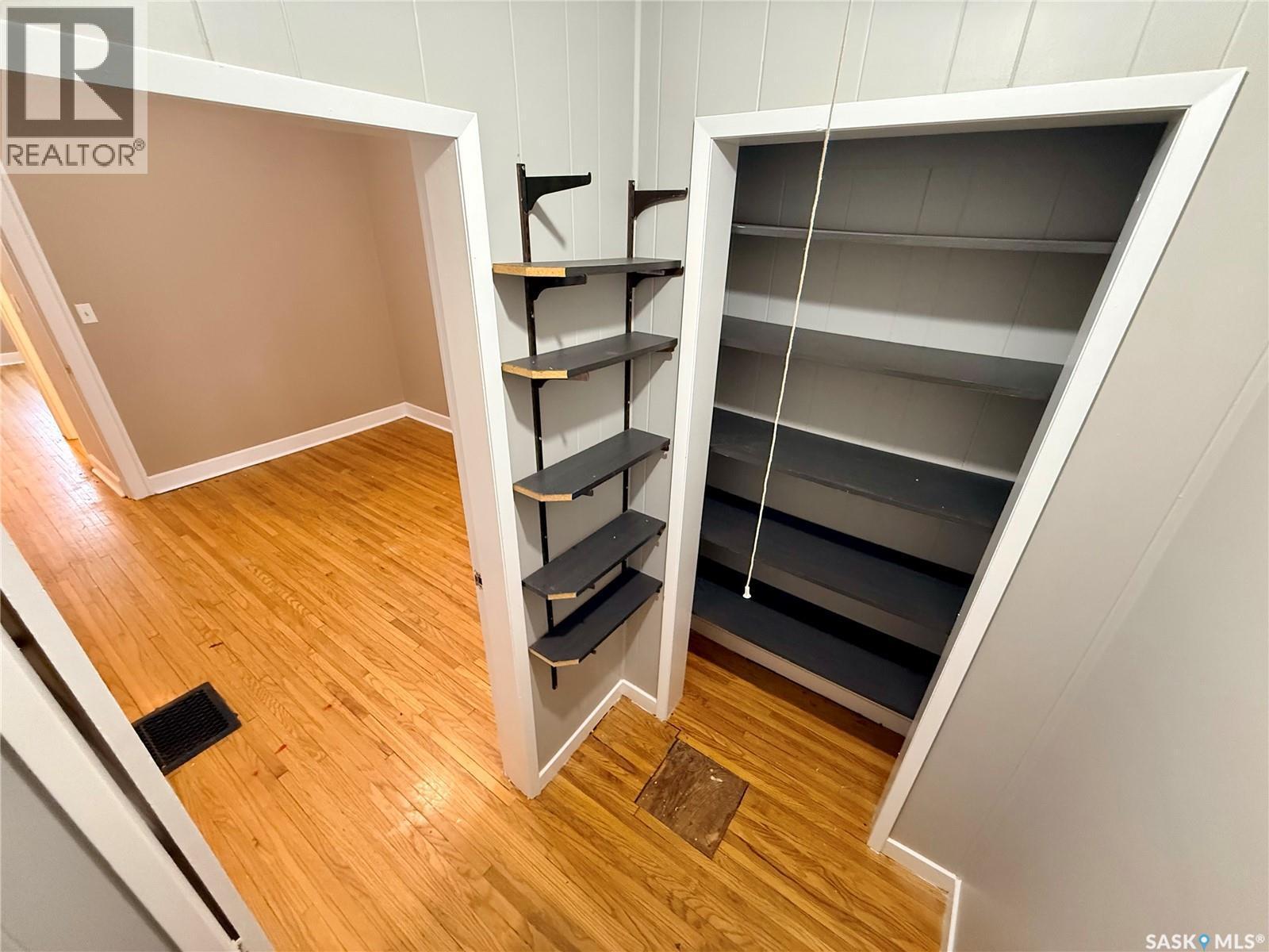 824 College Avenue, Regina, SK - Indoor