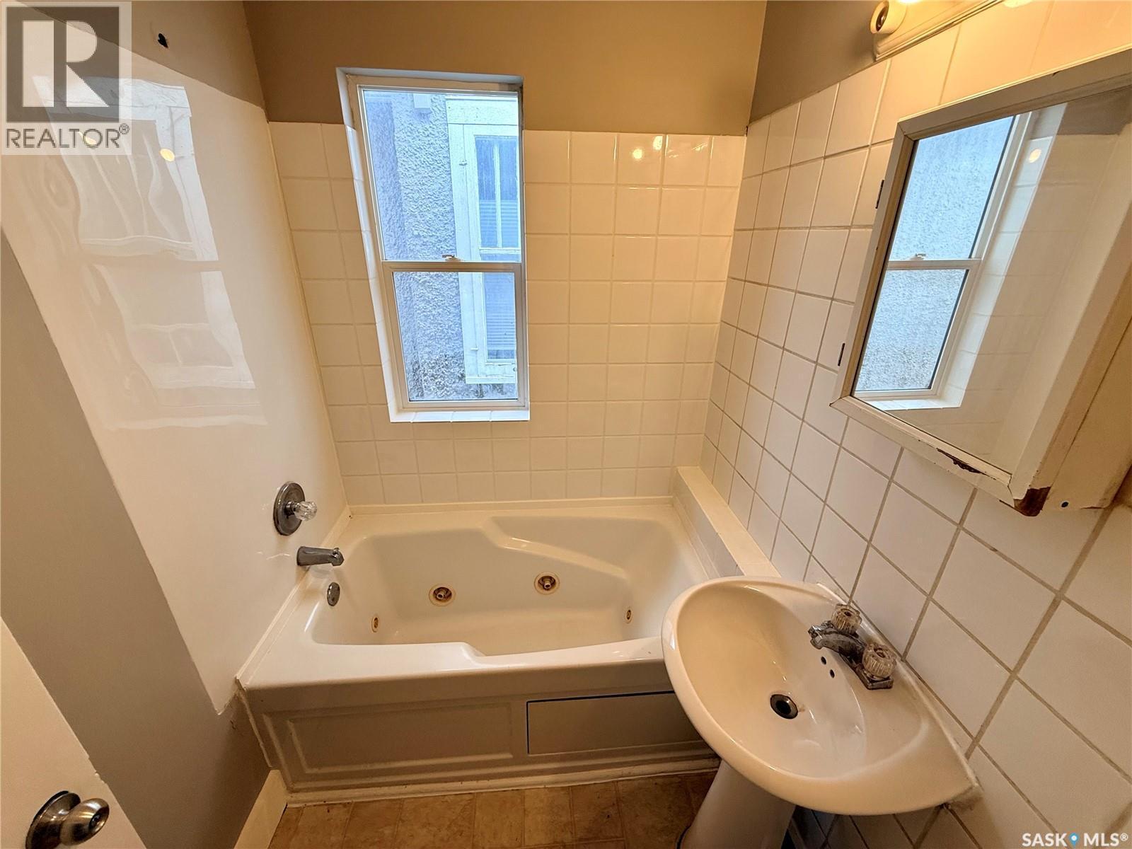 824 College Avenue, Regina, SK - Indoor Photo Showing Bathroom
