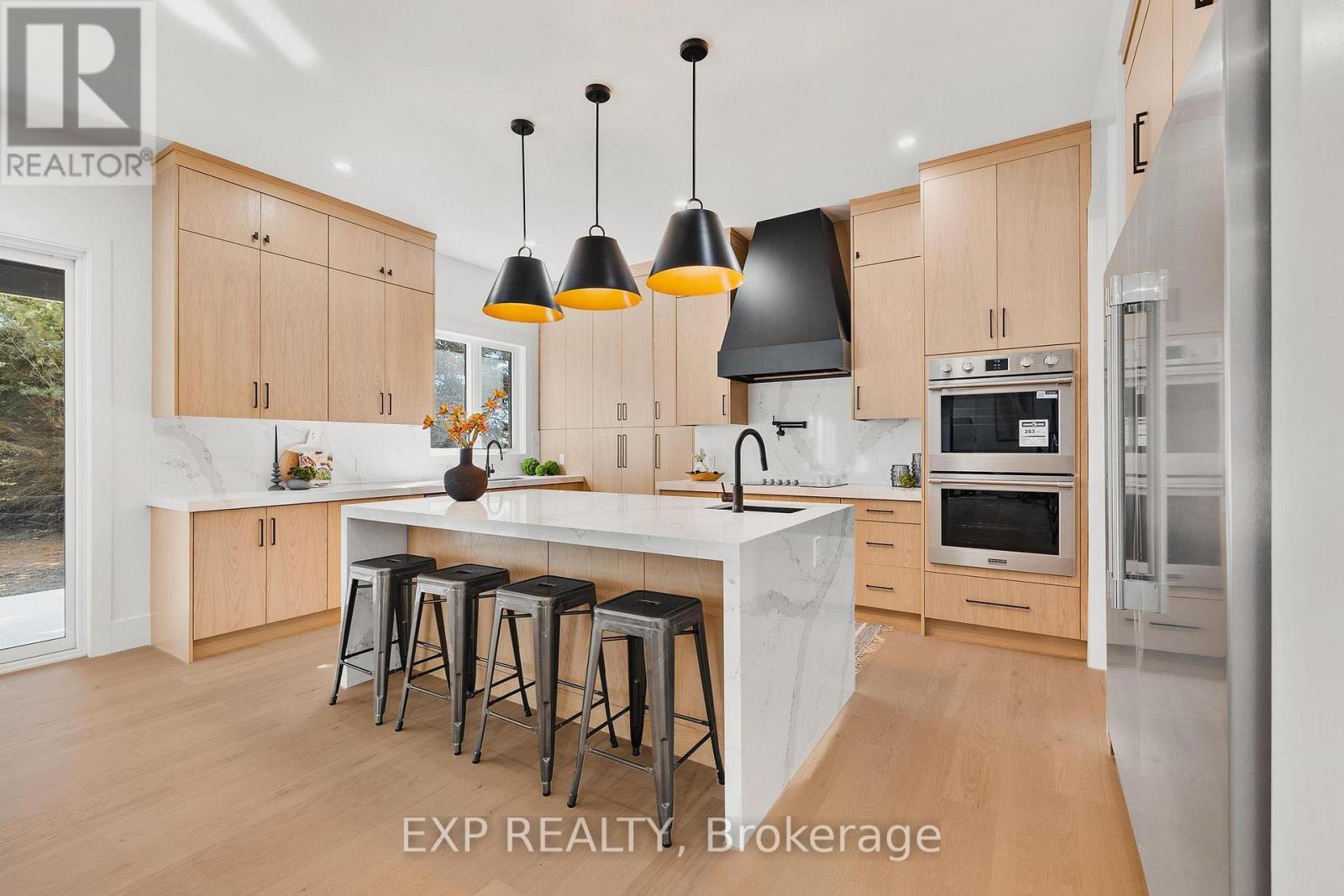 1060 Walton Avenue, North Perth, ON - Indoor Photo Showing Kitchen With Upgraded Kitchen