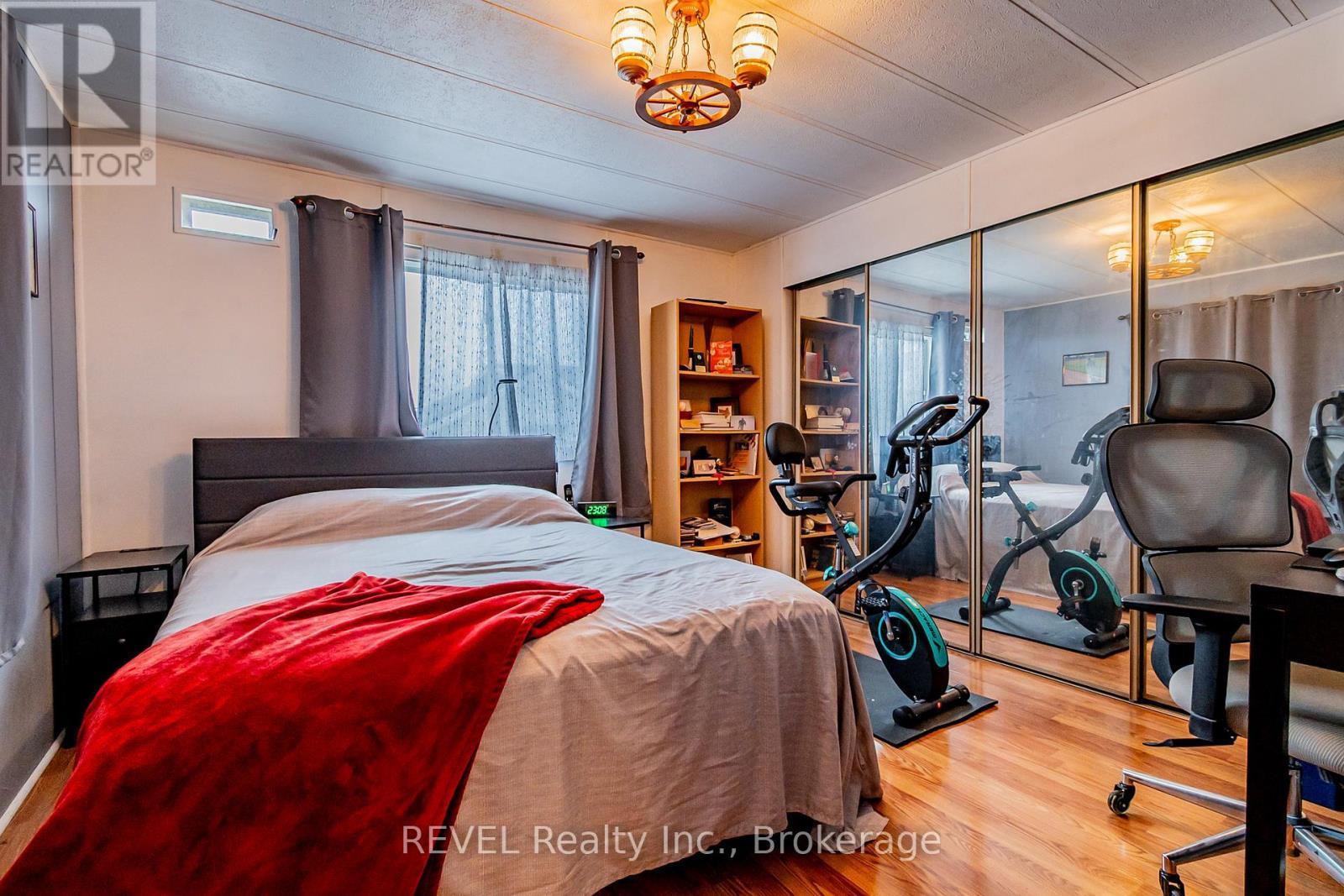 115 - 3033 Townline Road, Fort Erie (Black Creek), ON - Indoor Photo Showing Bedroom
