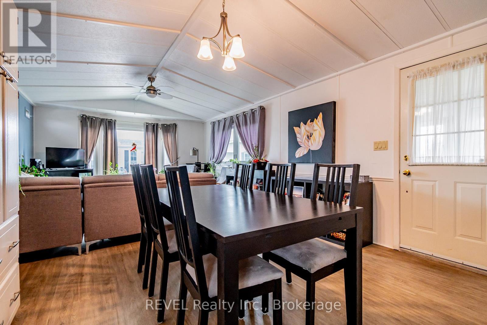 115 - 3033 Townline Road, Fort Erie (Black Creek), ON - Indoor Photo Showing Dining Room