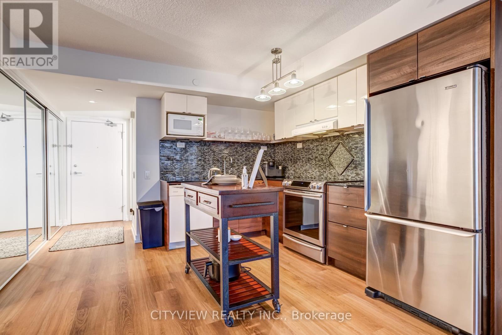 1009 - 72 Esther Shiner Boulevard, Toronto, ON - Indoor Photo Showing Kitchen