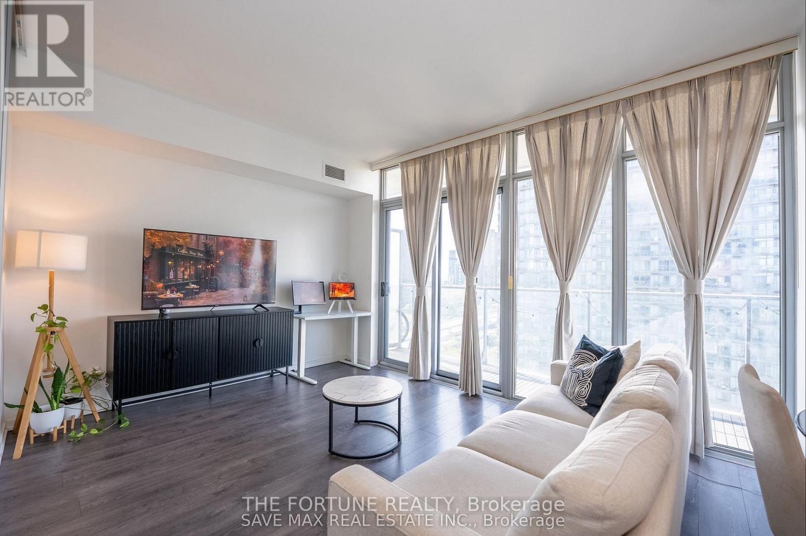 1712 - 103 The Queensway, Toronto, ON - Indoor Photo Showing Living Room