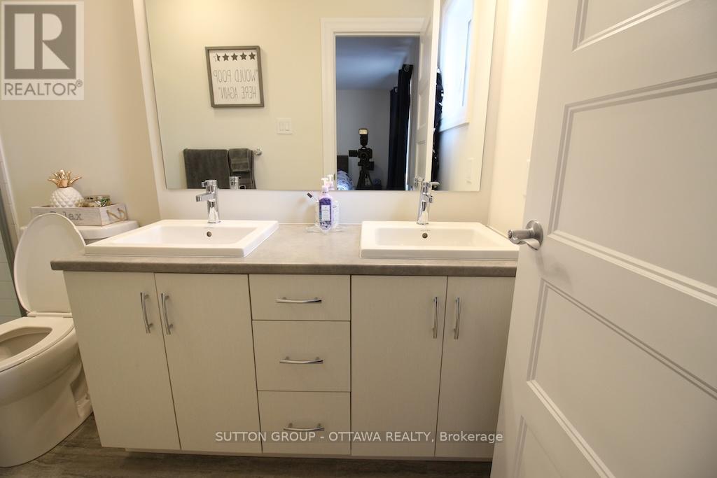 303 Rue De L Etang Street, Clarence-Rockland, ON - Indoor Photo Showing Bathroom