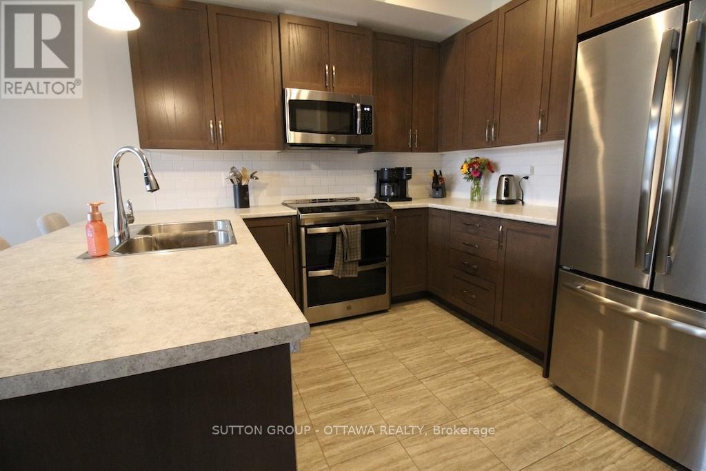 303 Rue De L Etang Street, Clarence-Rockland, ON - Indoor Photo Showing Kitchen With Double Sink With Upgraded Kitchen
