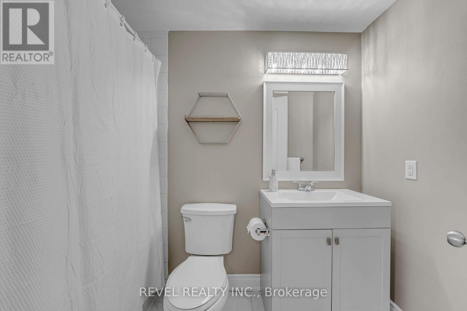 10 Barron Court, Clarington, ON - Indoor Photo Showing Bathroom