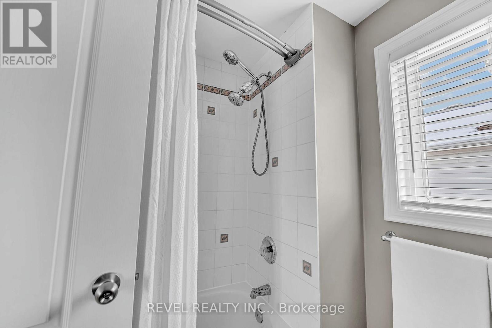 10 Barron Court, Clarington, ON - Indoor Photo Showing Bathroom