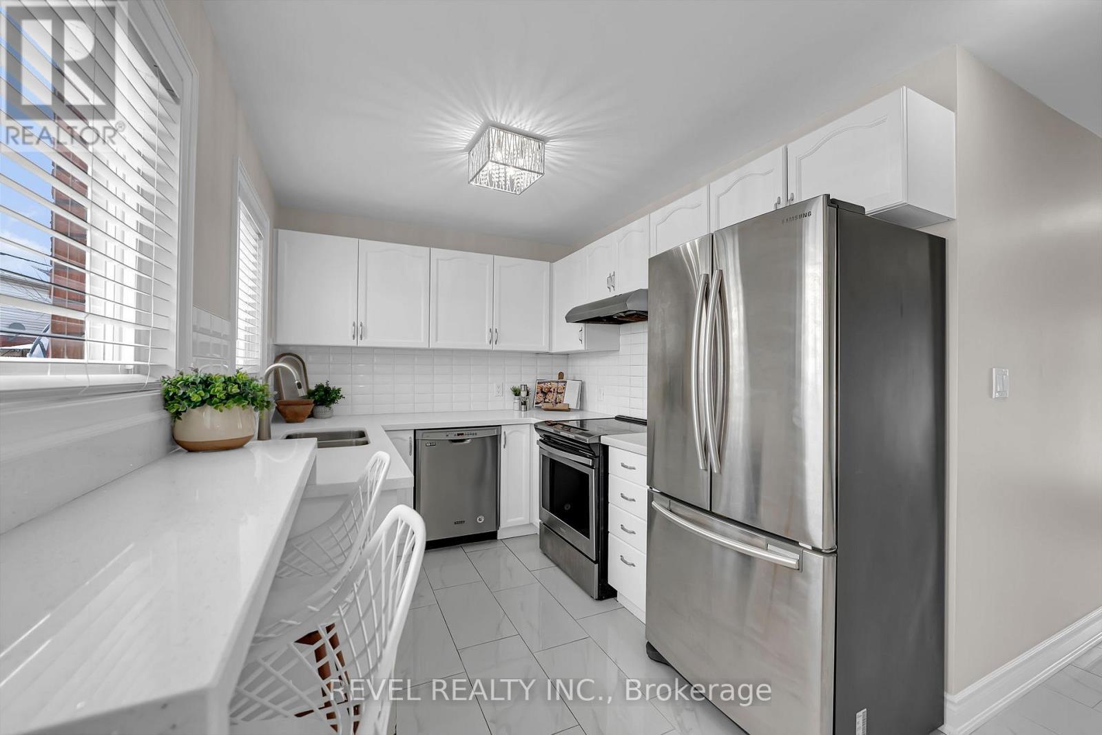 10 Barron Court, Clarington, ON - Indoor Photo Showing Kitchen With Stainless Steel Kitchen With Double Sink