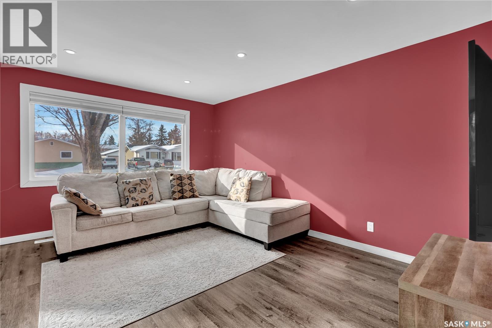 108 Hanley Crescent, Regina, SK - Indoor Photo Showing Living Room