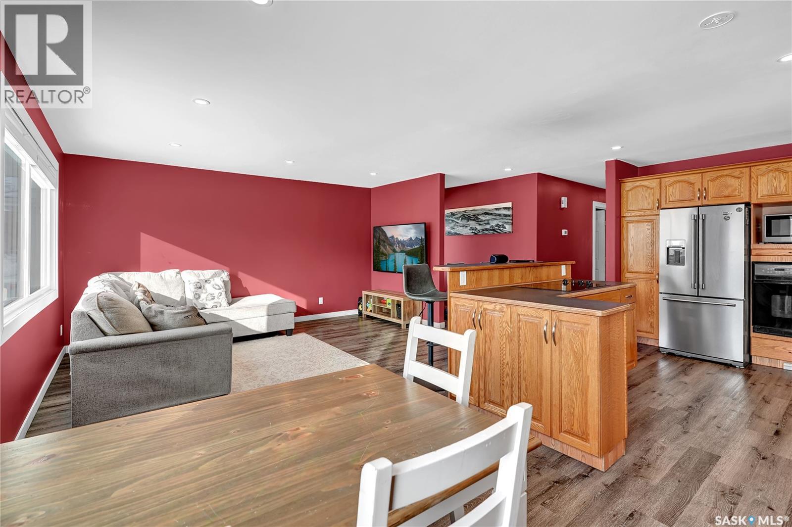 108 Hanley Crescent, Regina, SK - Indoor Photo Showing Kitchen