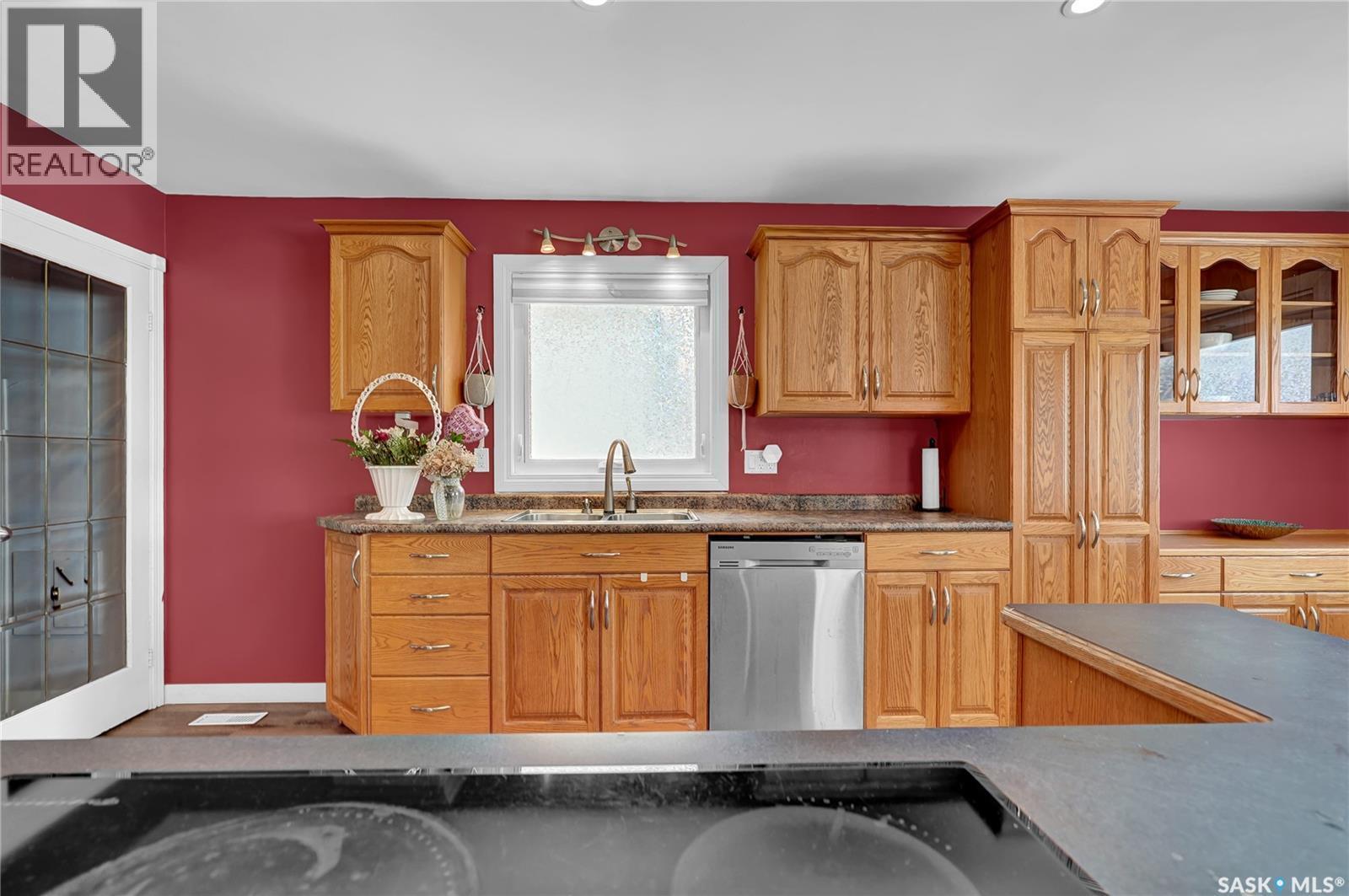 108 Hanley Crescent, Regina, SK - Indoor Photo Showing Kitchen