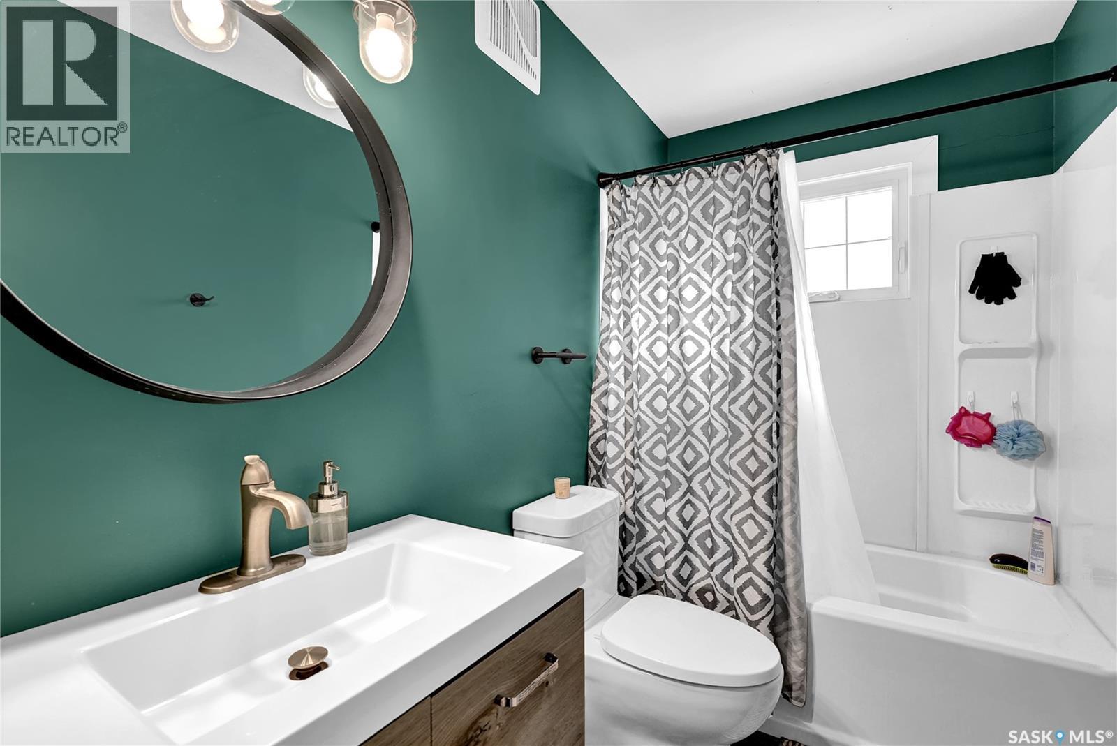 108 Hanley Crescent, Regina, SK - Indoor Photo Showing Bathroom