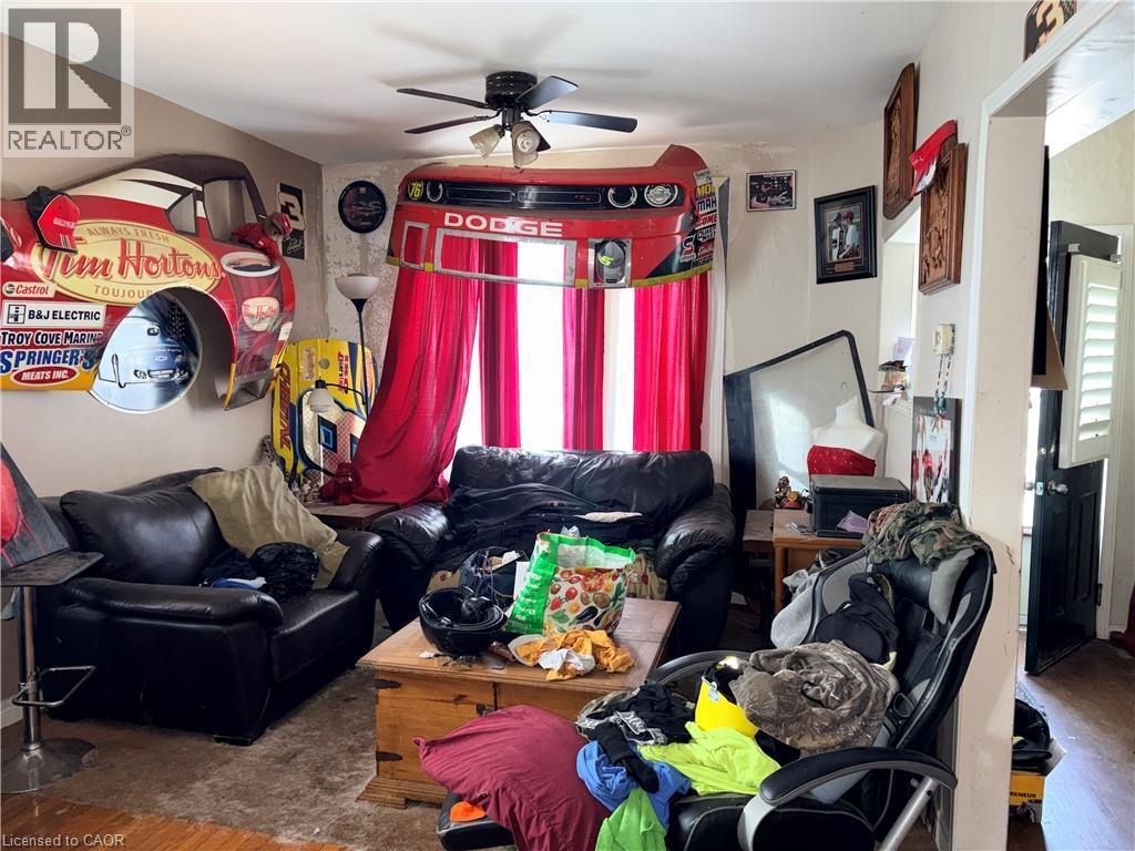 Living area featuring wood finished floors and a ceiling fan - 14 Carlisle Street, Hamilton, ON - Indoor