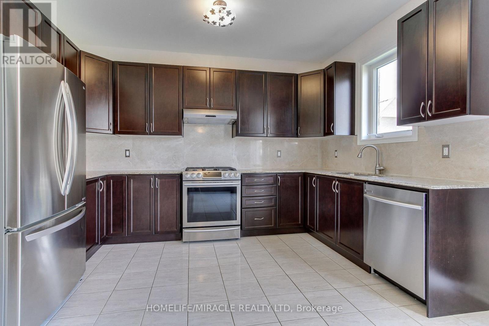 992 Green Street, Innisfil, ON - Indoor Photo Showing Kitchen With Stainless Steel Kitchen