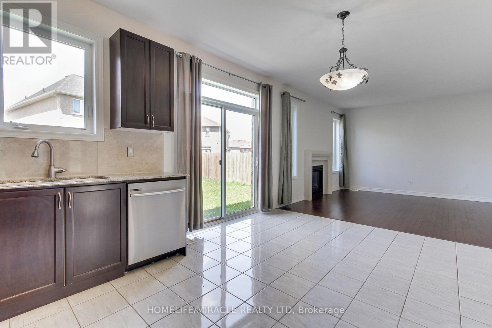 992 Green Street, Innisfil, ON - Indoor Photo Showing Kitchen