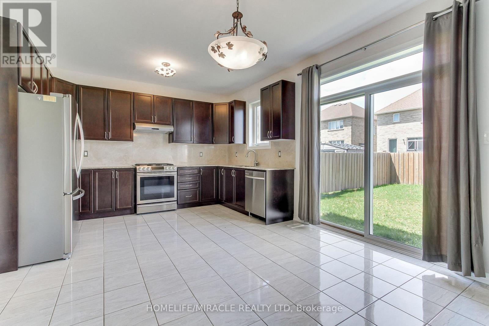 992 Green Street, Innisfil, ON - Indoor Photo Showing Kitchen