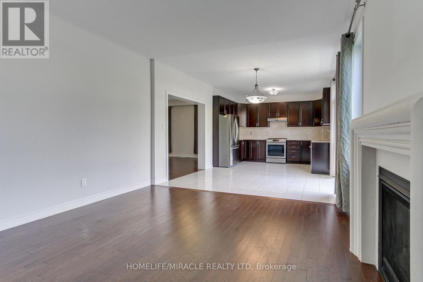 992 Green Street, Innisfil, ON - Indoor With Fireplace