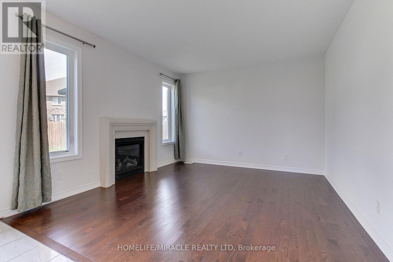 992 Green Street, Innisfil, ON - Indoor With Fireplace