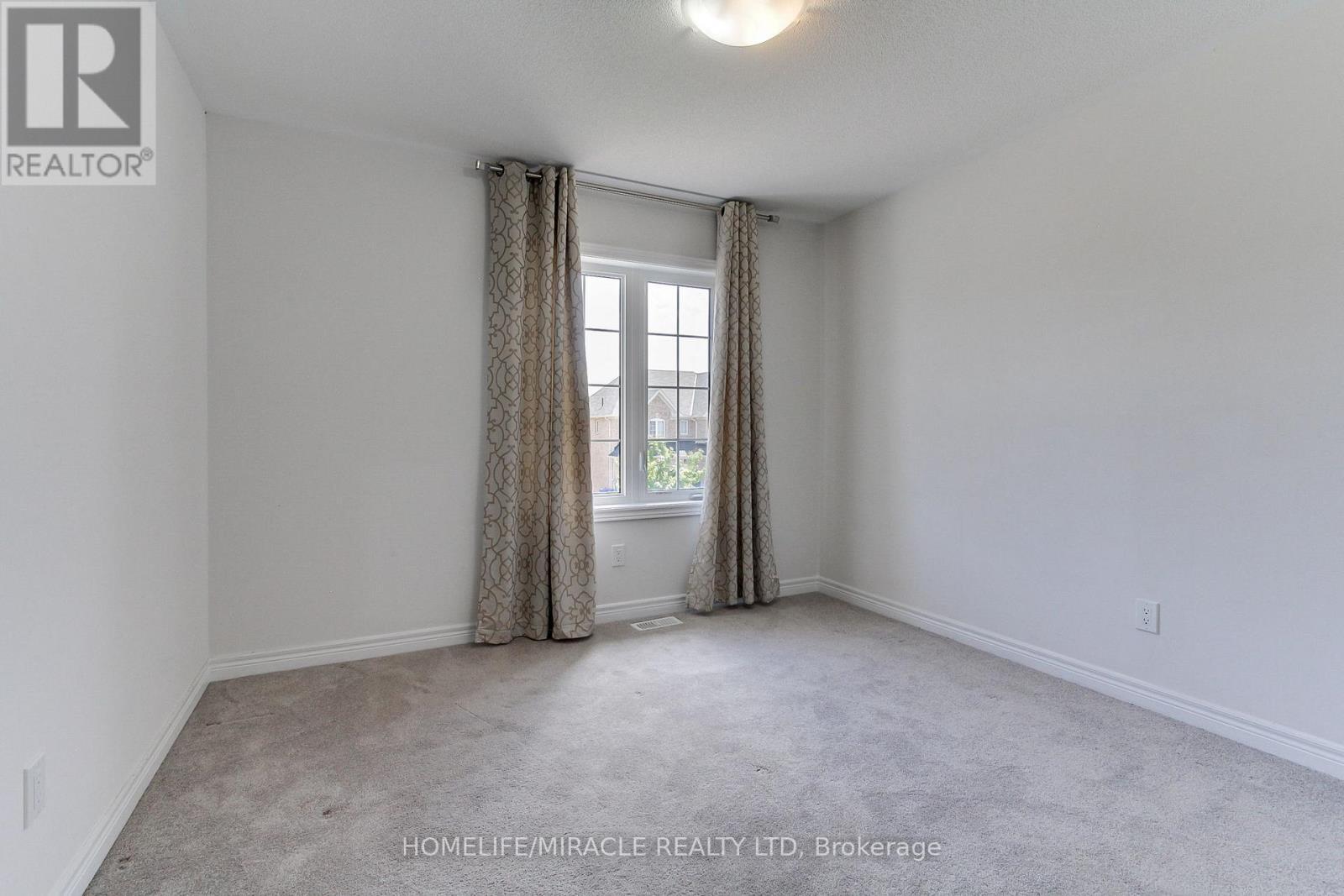 992 Green Street, Innisfil, ON - Indoor Photo Showing Other Room