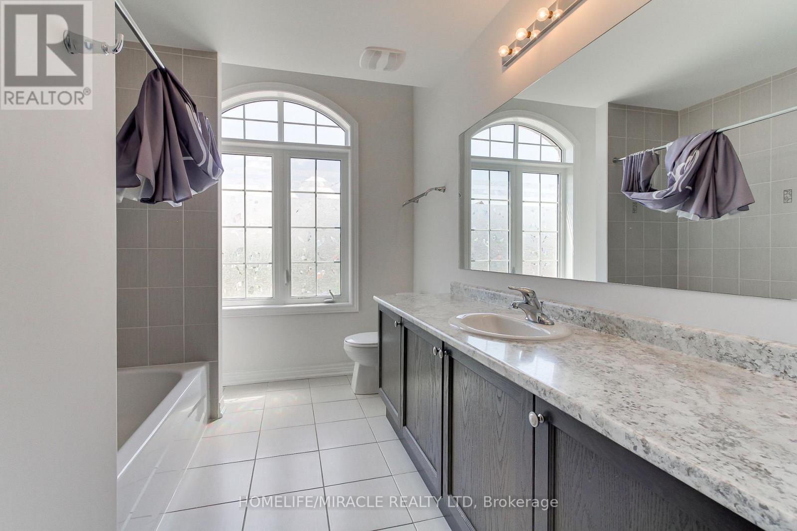992 Green Street, Innisfil, ON - Indoor Photo Showing Bathroom