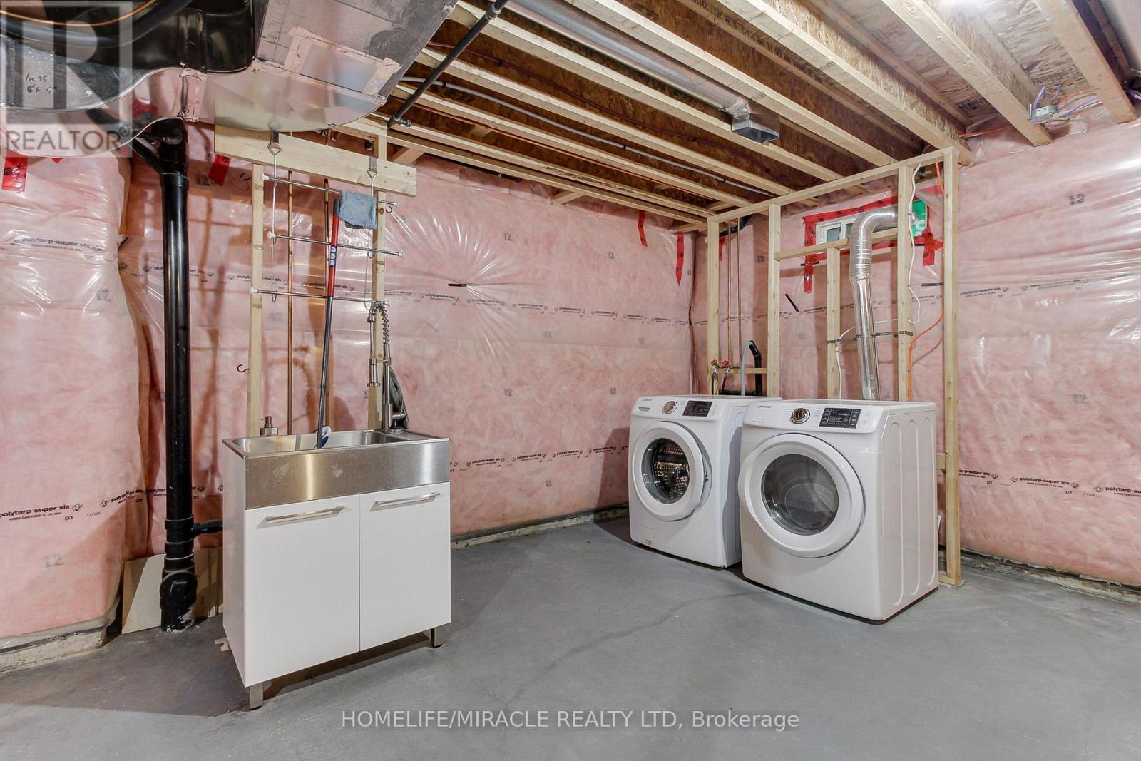 992 Green Street, Innisfil, ON - Indoor Photo Showing Laundry Room