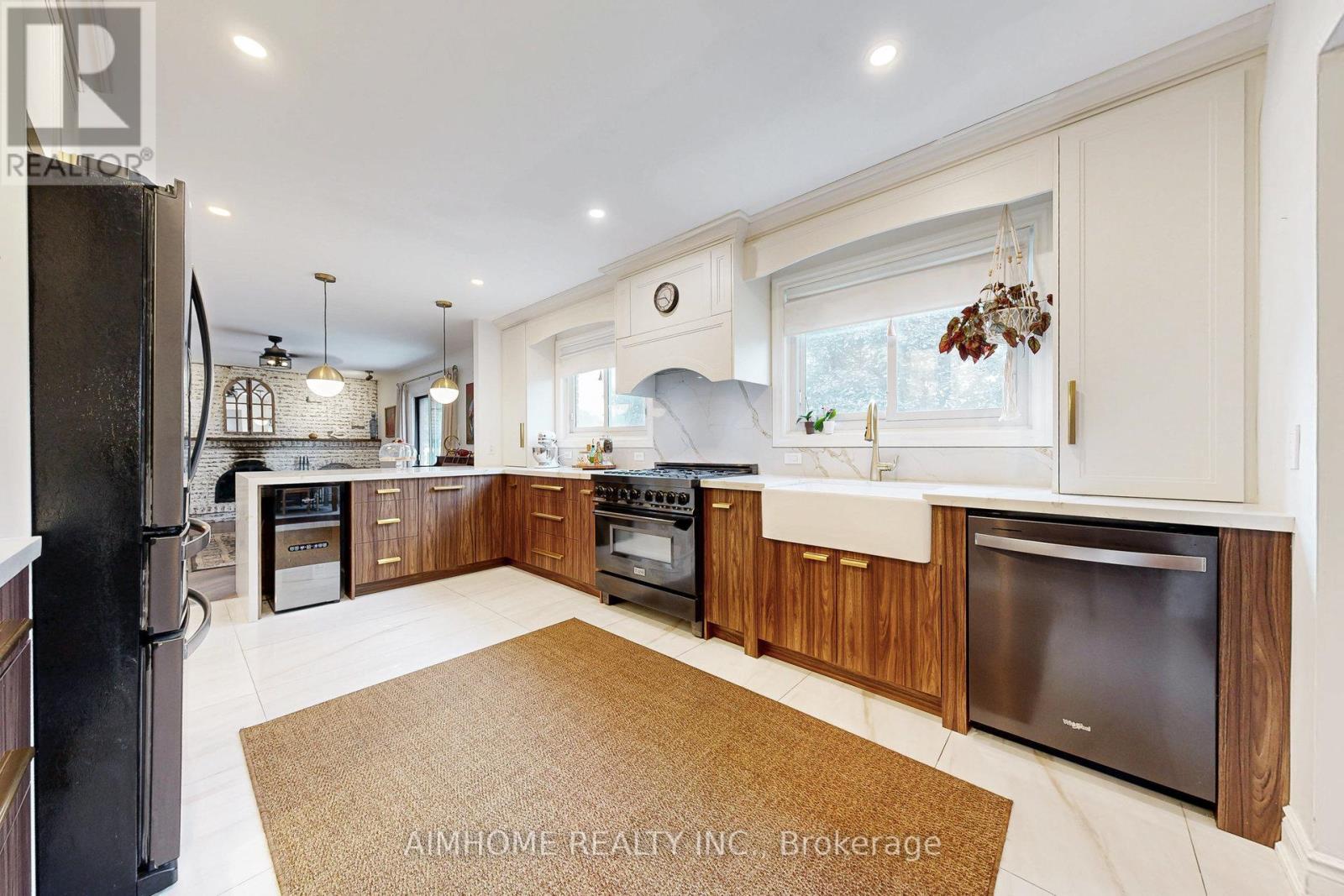 Main Floor Kitchen pic 3 - 23 Hildegard Drive, Hamilton, ON - Indoor Photo Showing Kitchen With Upgraded Kitchen