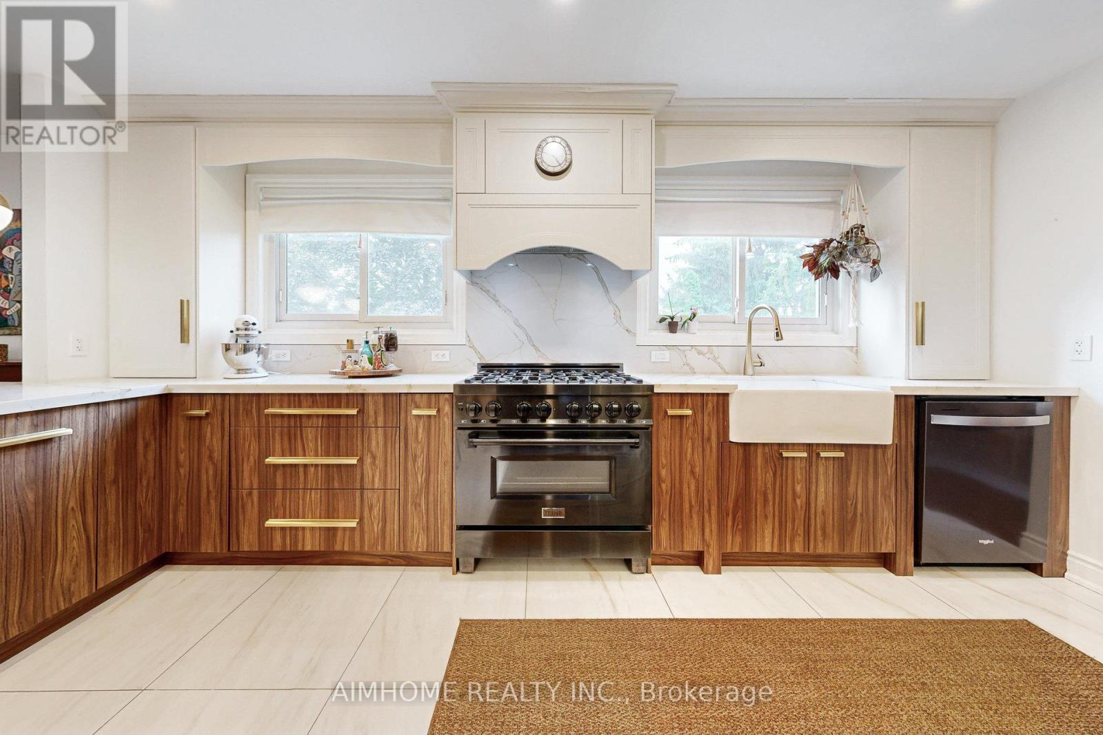 Main Floor Kitchen pic 1 - 23 Hildegard Drive, Hamilton, ON - Indoor Photo Showing Kitchen