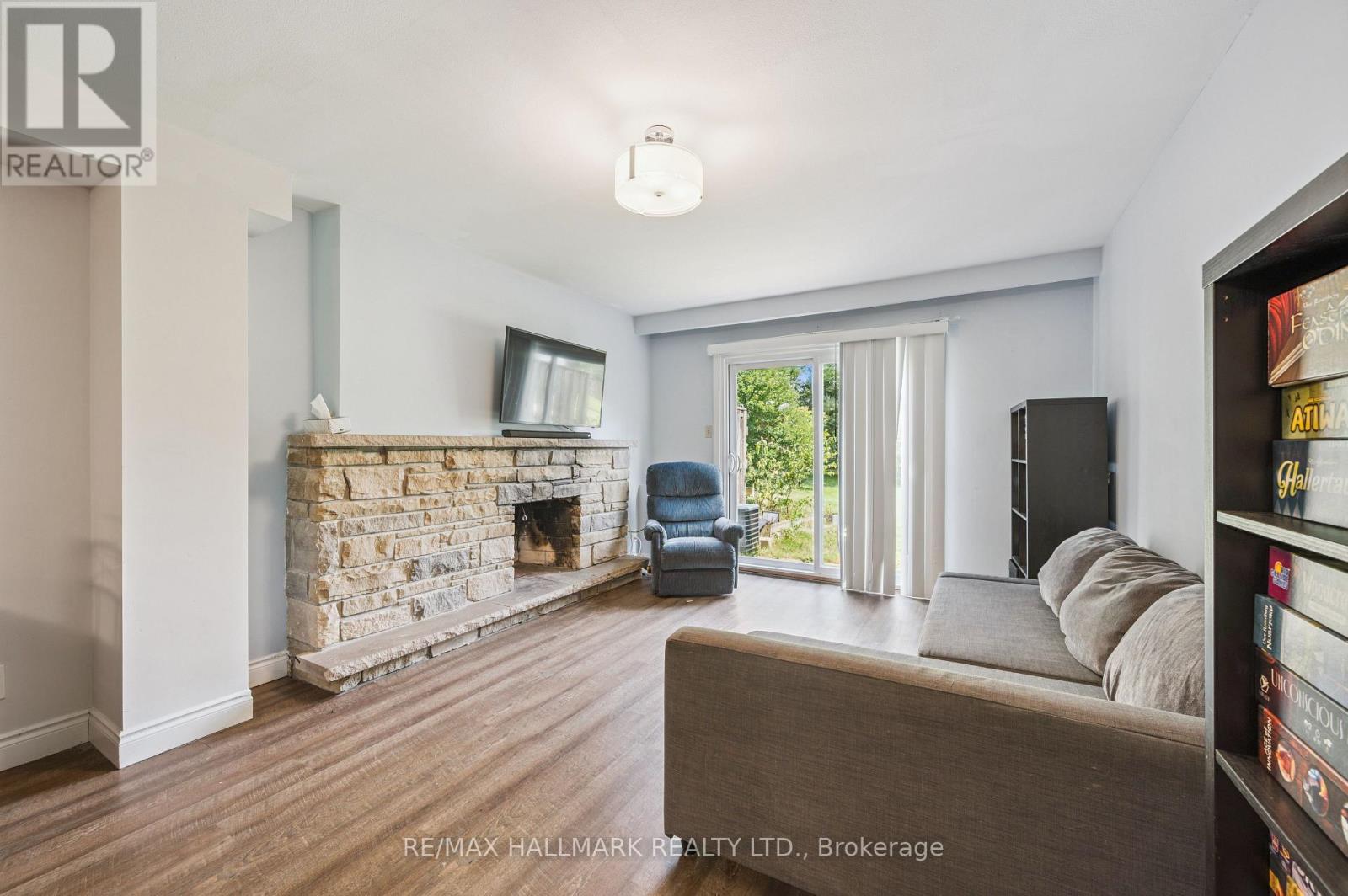 25 - 288 Westcourt Place, Waterloo, ON - Indoor Photo Showing Living Room With Fireplace