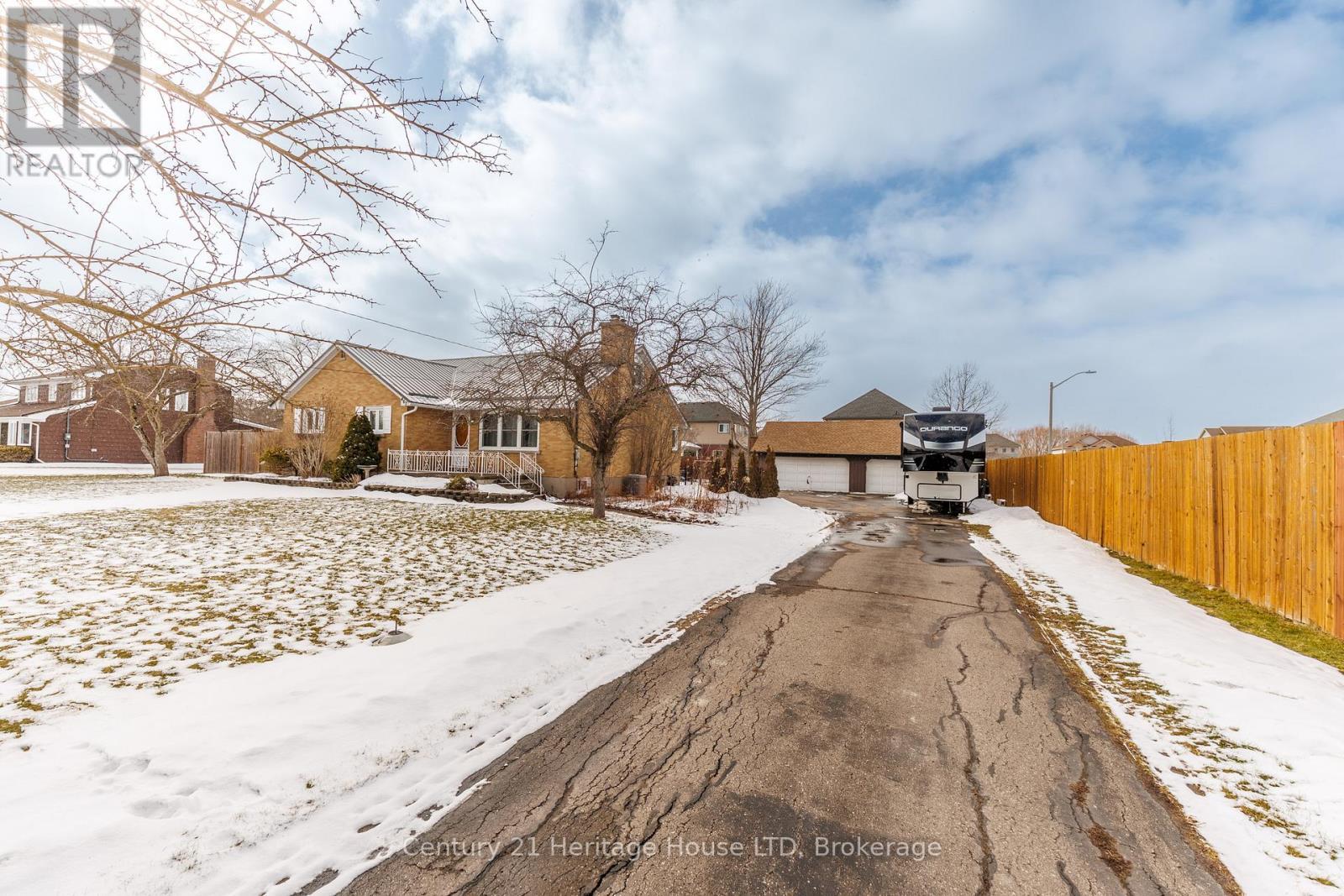 Ample Private Parking - 467 Gorham Rd Road, Fort Erie (Point Abino), ON - Outdoor