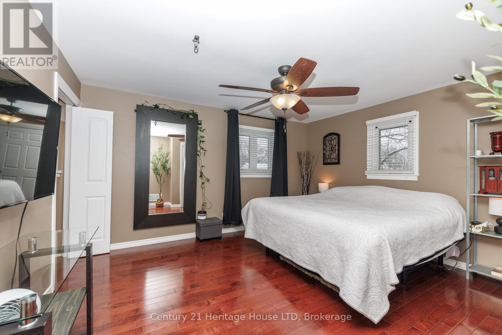 Main floor primary bedroom suite - 467 Gorham Rd Road, Fort Erie (Point Abino), ON - Indoor Photo Showing Bedroom
