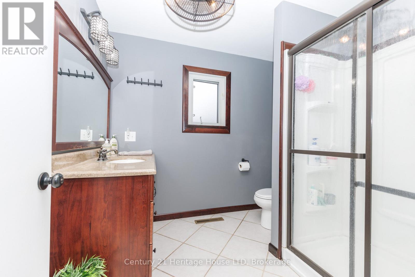 Main floor 3 pc bathroom - 467 Gorham Rd Road, Fort Erie (Point Abino), ON - Indoor Photo Showing Bathroom