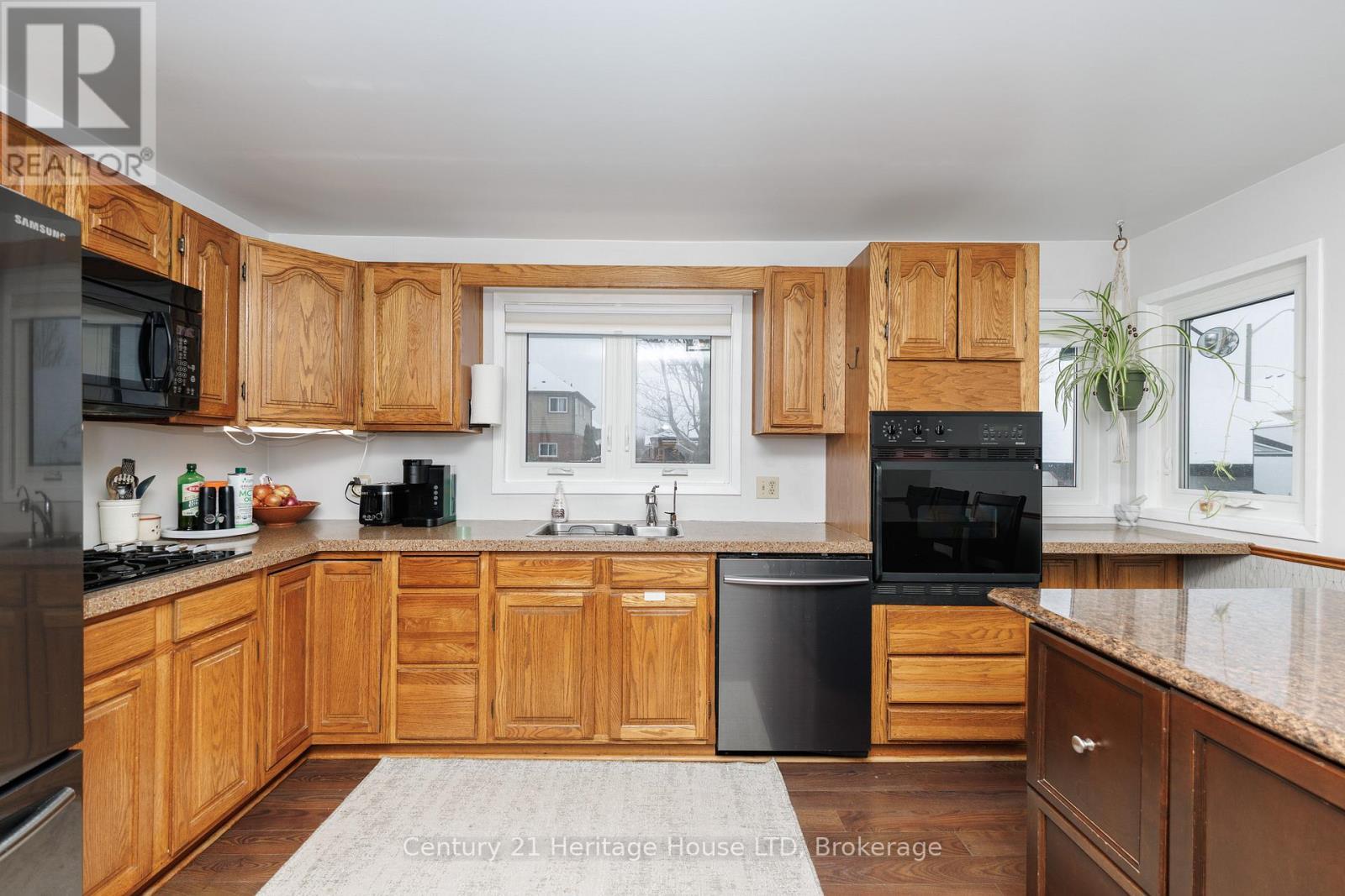 Spacious eat in kitchen with built in appliances - 467 Gorham Rd Road, Fort Erie (Point Abino), ON - Indoor Photo Showing Kitchen