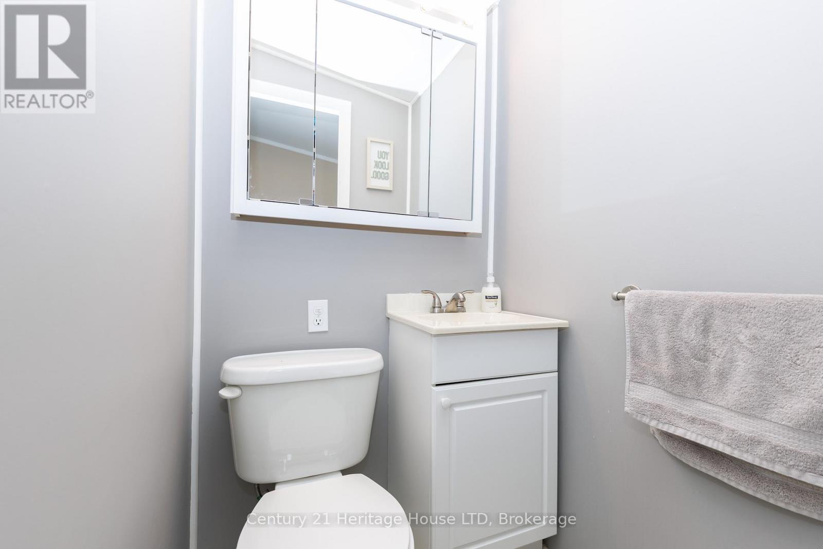 Upstairs 2 pc bath - 467 Gorham Rd Road, Fort Erie (Point Abino), ON - Indoor Photo Showing Bathroom