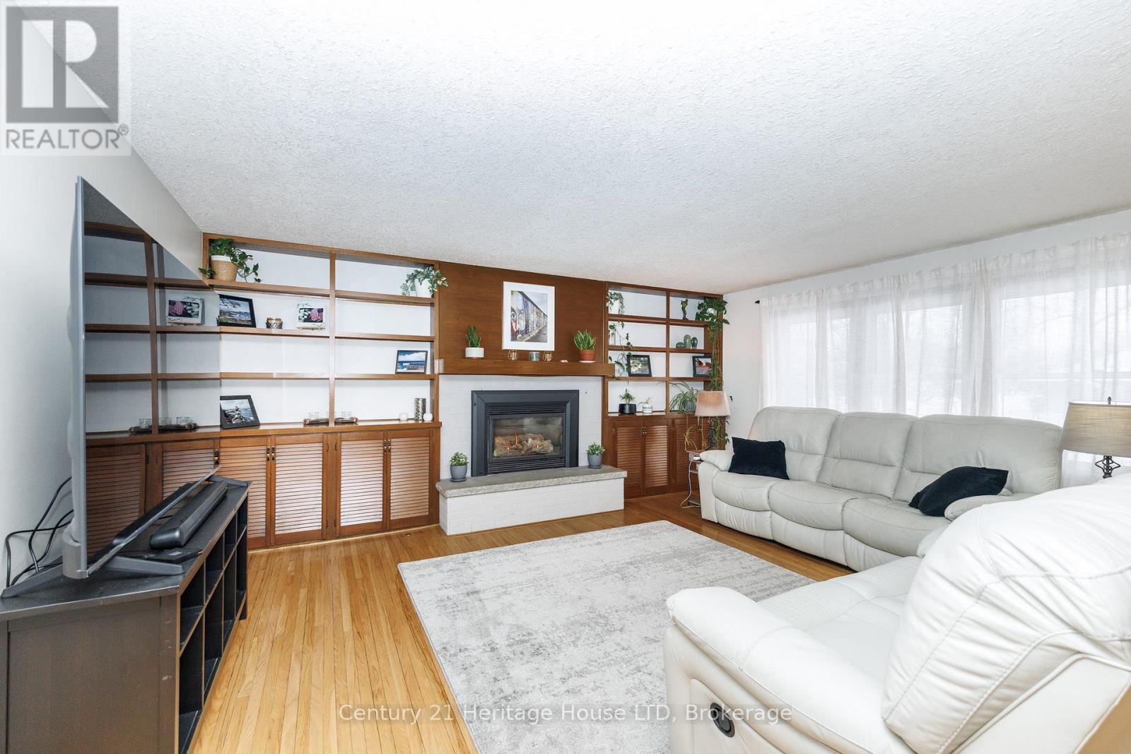 Built ins and gas fireplace - 467 Gorham Rd Road, Fort Erie (Point Abino), ON - Indoor Photo Showing Living Room With Fireplace