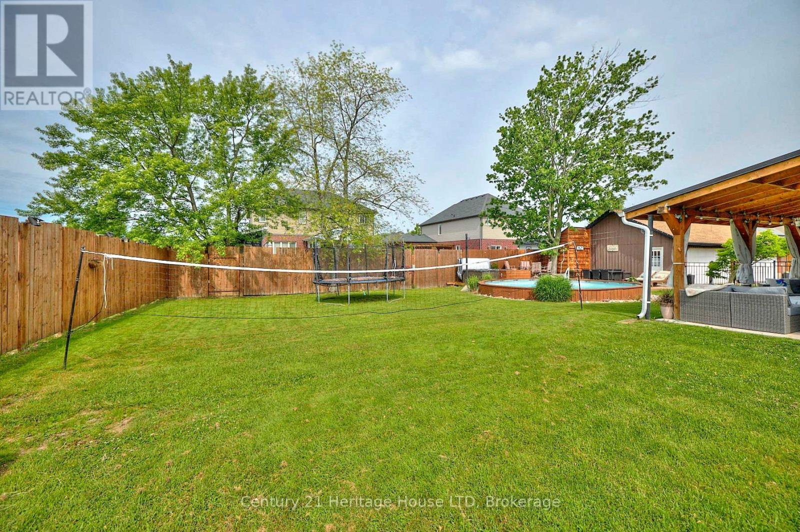 Huge Yard with raised garden beds - 467 Gorham Rd Road, Fort Erie (Point Abino), ON - Outdoor With Backyard